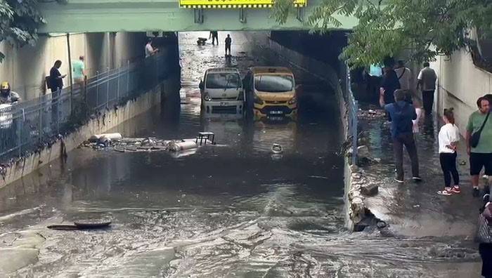 İstanbul'da sağanak hayatı felç etti! Araçlar sular altında kaldı 56